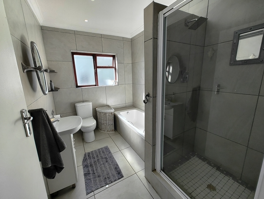 To Let 3 Bedroom Property for Rent in Stilbaai Wes Western Cape